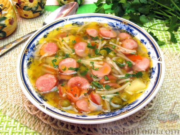Быстрый суп с сосисками, консервированным горошком и вермишелью