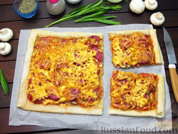 Пицца из слоёного теста с колбасой, помидорами и грибами