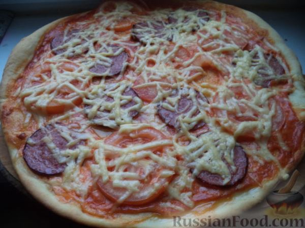 Пицца с колбасой и помидорами, на тонком тесте