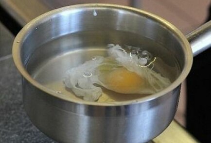 Яйца Бенедикт с куриным филе и соусом голландез