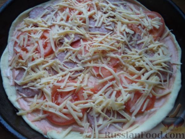 Пицца с колбасой и помидорами, на тонком тесте