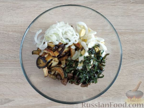 Салат с грибами, баклажанами, яйцами и маринованным луком