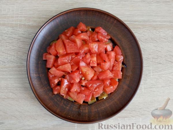 Салат из жареных баклажанов, помидоров и сыра фета