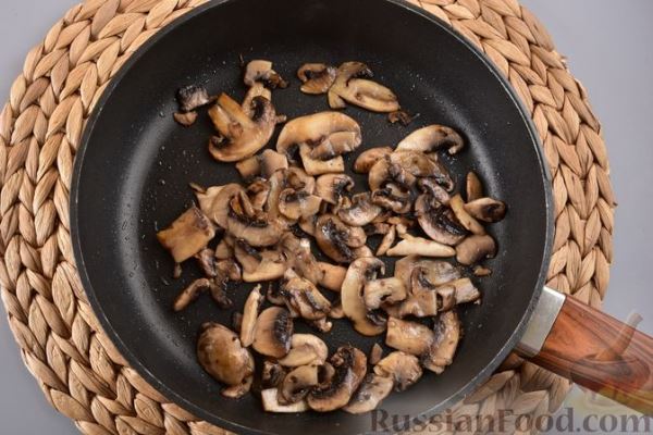 Рулетики из слоёного теста с грибами, маслинами и помидорами
