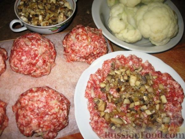 Мясные колобки с грибами и цветной капустой