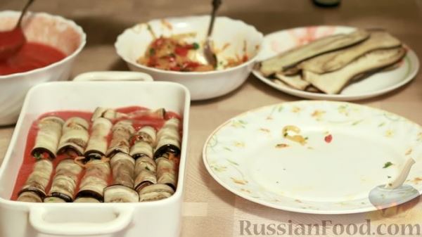 Рулетики из баклажанов, маринованные в томатном соусе