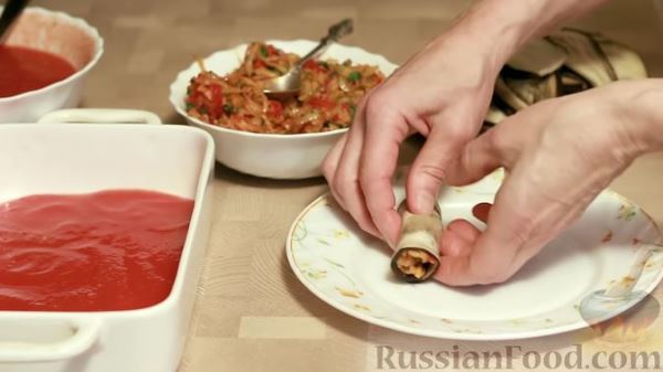 Рулетики из баклажанов, маринованные в томатном соусе