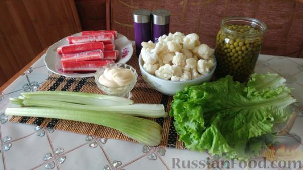 Салат из крабовых палочек и цветной капусты с горошком и сельдереем