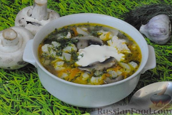 Суп с куриным филе, шампиньонами и цветной капустой