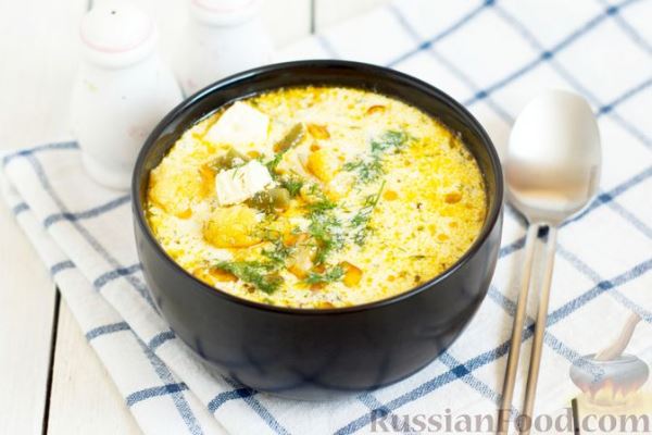 Овощной суп с цветной капустой, стручковой фасолью и адыгейским сыром