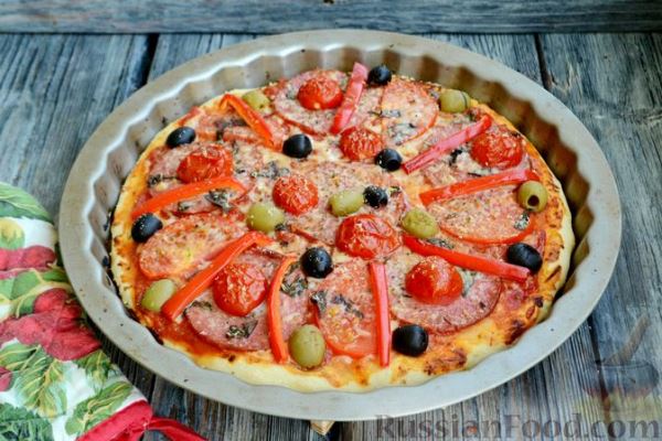 Пицца с салями, маслинами, оливками и сыром