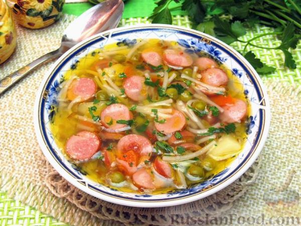 Быстрый суп с сосисками, консервированным горошком и вермишелью