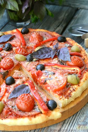 Пицца с салями, маслинами, оливками и сыром