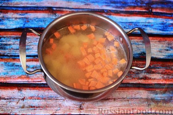 Фасолевый суп с колбасками  и овощами