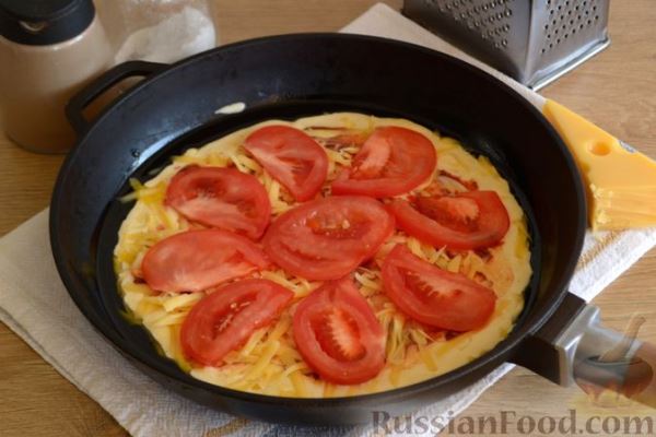 Ленивая пицца на сковороде, с помидорами, сыром и яичницей