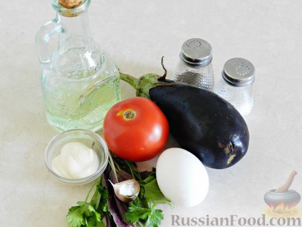 Салат с жареными баклажанами, помидорами и яйцом