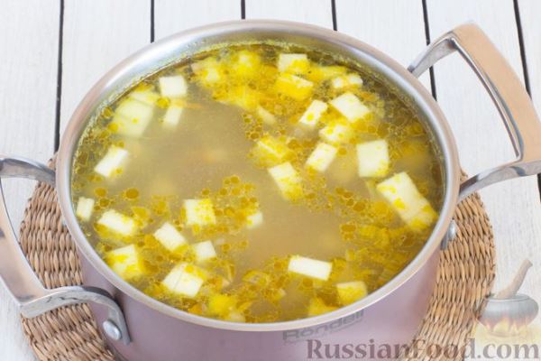Суп с шампиньонами, кабачками и плавленым сыром