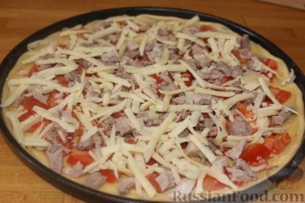 Пицца "Воскресная" из отварной свинины и помидоров