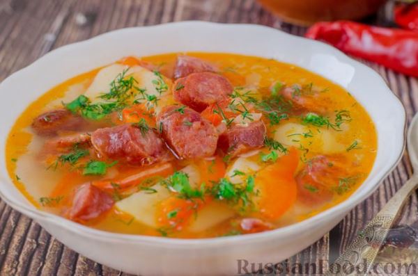 Острый томатный суп с копчёными колбасками
