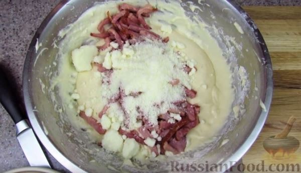 Закусочный пирог с копченой грудинкой, вялеными помидорами и сыром
