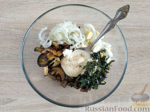 Салат с грибами, баклажанами, яйцами и маринованным луком