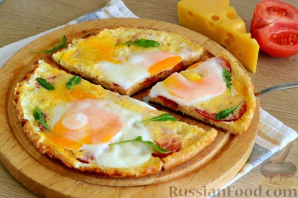 Ленивая пицца на сковороде, с помидорами, сыром и яичницей