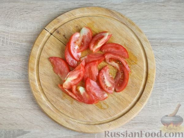 Скумбрия, маринованная с помидорами, луком и соевым соусом