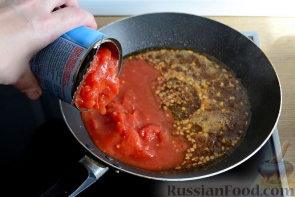 Кальмары в остром томатном соусе