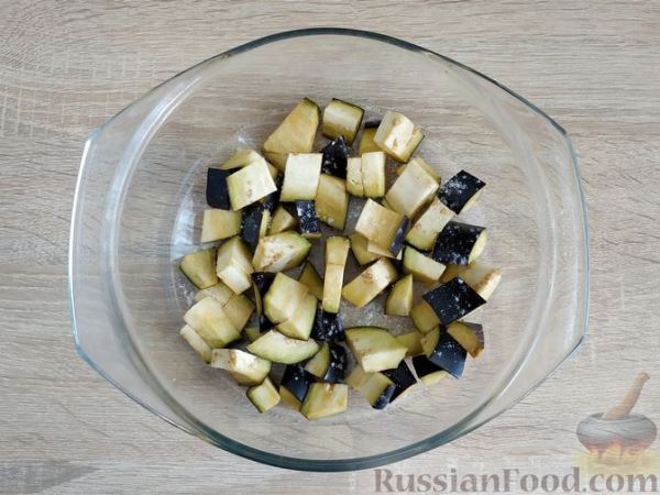 Салат из жареных баклажанов, помидоров и сыра фета
