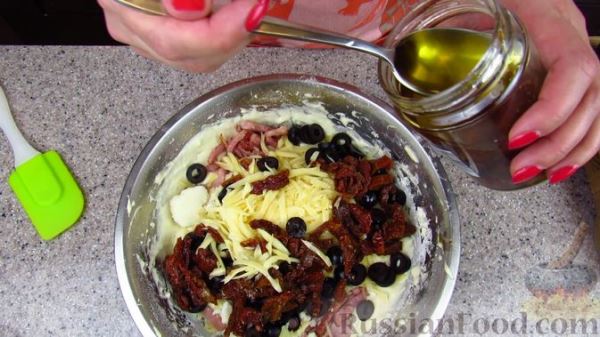 Закусочный пирог с копченой грудинкой, вялеными помидорами и сыром