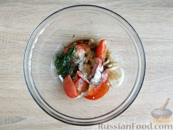 Скумбрия, маринованная с помидорами, луком и соевым соусом