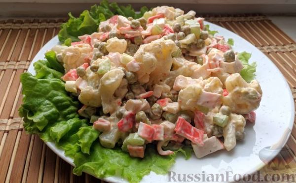 Салат из крабовых палочек и цветной капусты с горошком и сельдереем